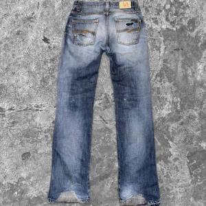 Nudie jeans Slim Jim - Asfeta nudie slim Jim jeans med sköna slitningar och ändå nice fading pga i stort sätt daglig användning i 6 månader😊straight/slim med lite bootcut (har sprättat sömmen längst ner också) sitter sjukt bra över skorna. Stl 30/34 men passar mig som har w28 bra. Kom gärna med frågor✌️gillar som fan så tar inga bud för tillfället💔