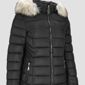 Svart pufferjacka med fuskpäls från saint Vincent  - Svart pufferjacka från Saint Vincent med snyggt quiltad design och dragkedja framtill. Jackan har huva med mjuk fuskpäls i beige och grå toner, samt två fickor med dragkedja. Saint Vincent logga på ärmen ger en extra touch. Perfekt för vintern!