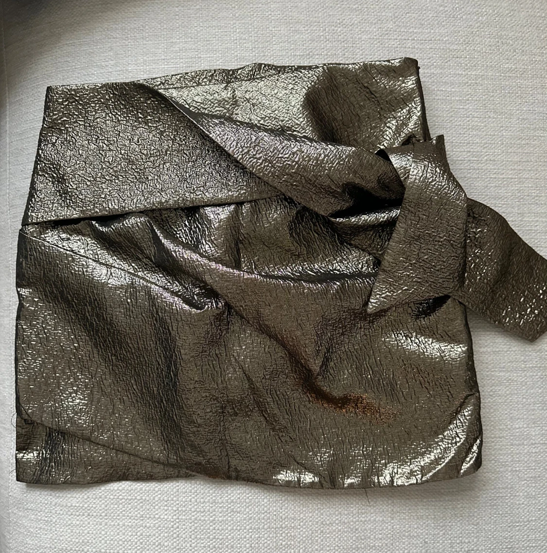 Metallic kortkjol från Mango, strl M