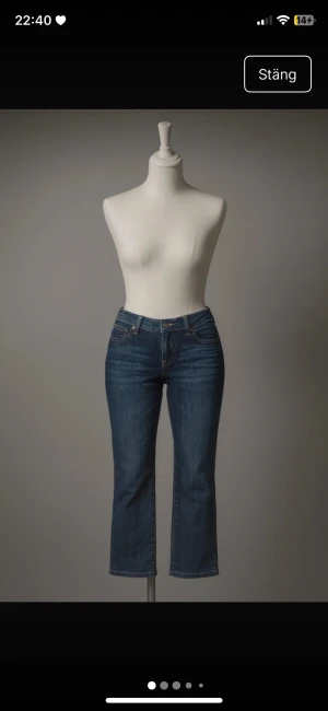Low waist jeans med broderade fickor - Detta är mina favo jeans som sitter perfekt runt din kropp 😻 det är straight leg jeans, och får din rumpa att poppa 💋 Har aldrig ägt ett par jeans som suttit så här bra – både bekväma och sjukt snygga. Passar till allt och funkar året runt! Säljer endast för att garderoben behöver rensas (annars hade jag aldrig släppt dem!).