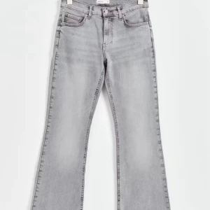 Grå jeans - Mörkgrå jeans från Ginatricot, finns en del små slitningar (de på bilderna), strl 38