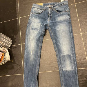 Dondup jeans george  - Dondup jeans George storlek 29 kan passa 30, fint skick 