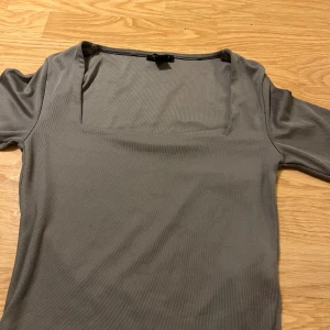 Grå topp med fyrkantig hals från Amisu - Snygg grå topp från Amisu i storlek M