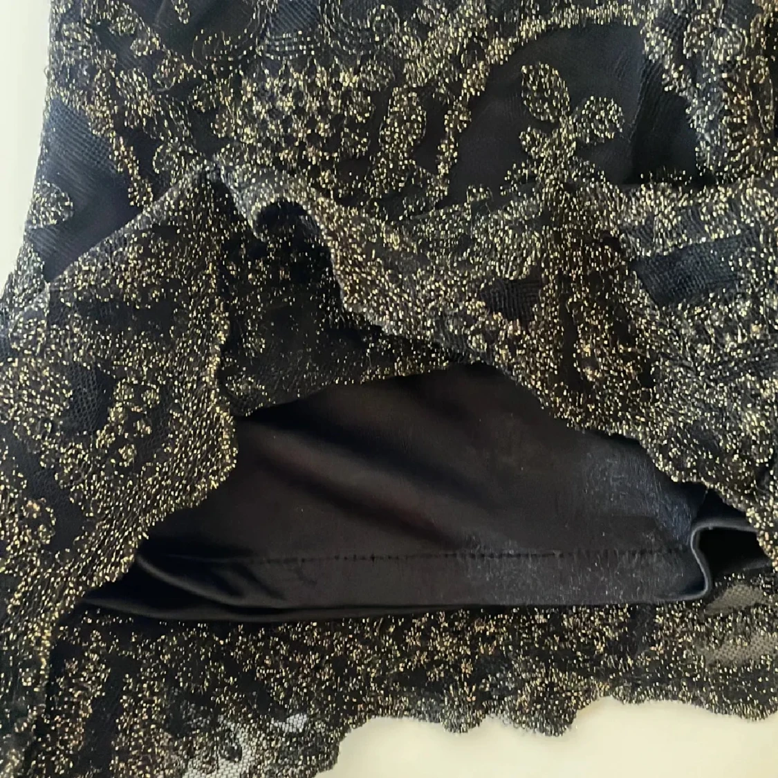 Svarta shorts med guldpaljetter - 3