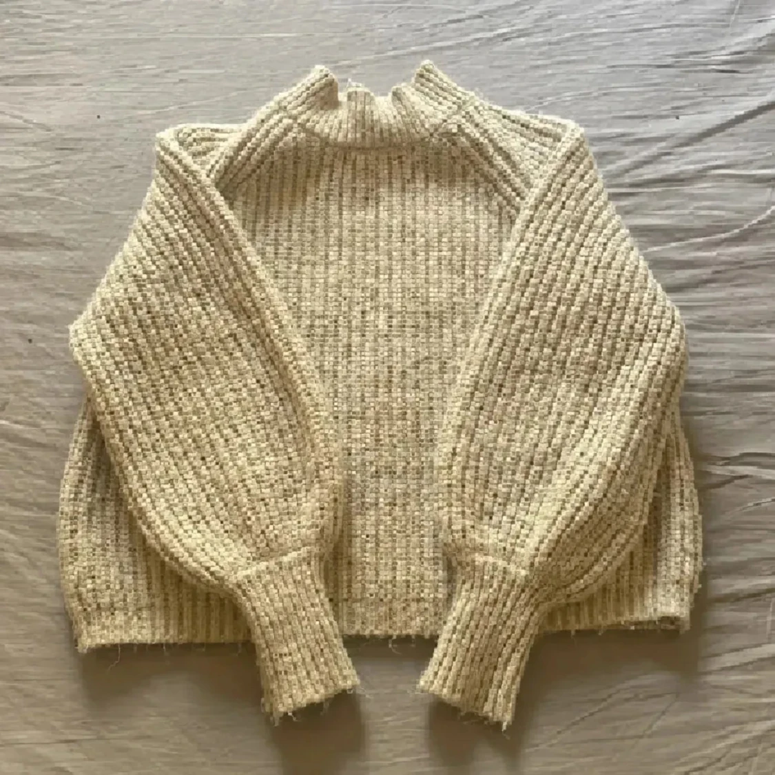 Beige ribbad stickad tröja PIECES