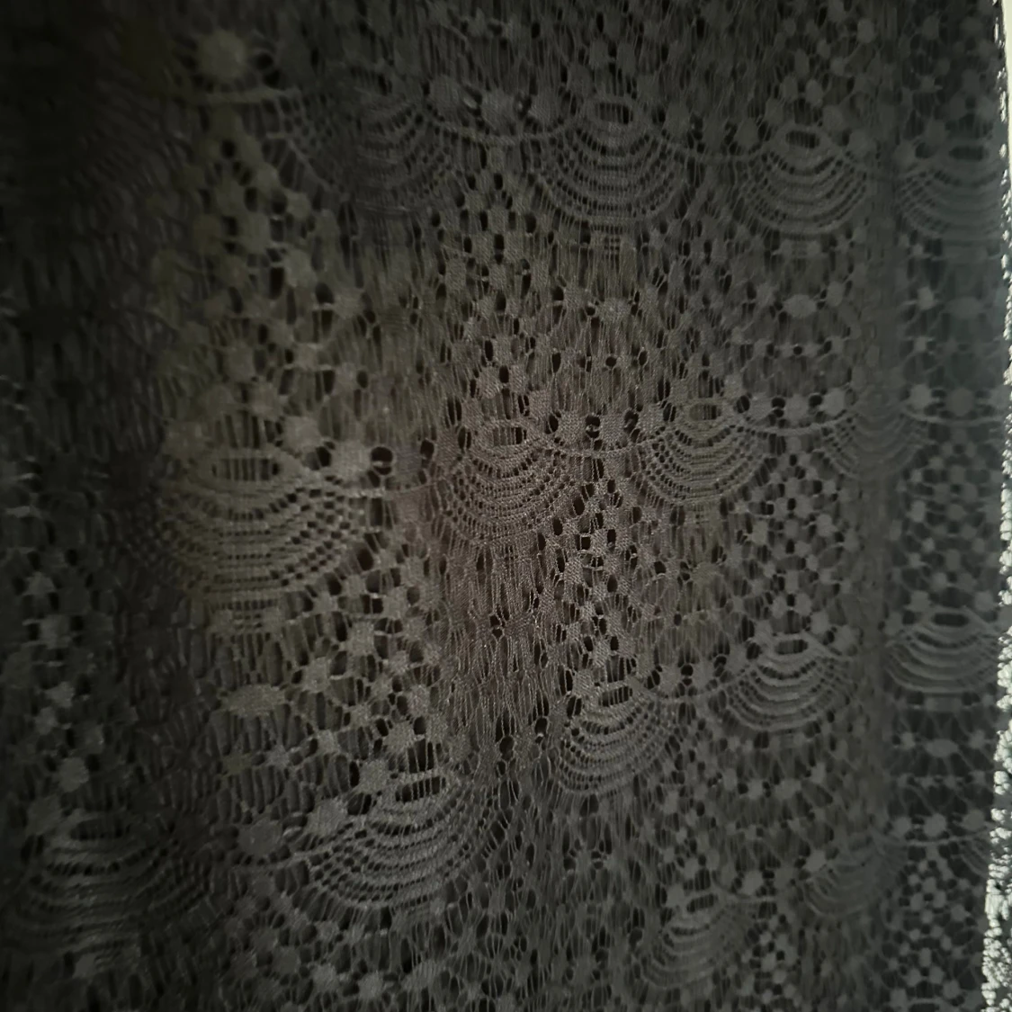 Svart spetsklänning från Gina Tricot - 1