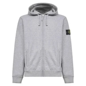 Grå hoodie från Stone Island - Snygg grå hoodie från Stone Island med huva och snörning, samt dragkedja framtill. Klassisk patch på vänster ärm och ribbade muddar. Perfekt för chill dagar och streetwear-stil.