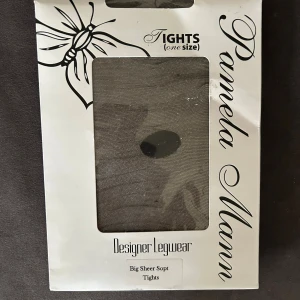 Strumpbyxor i onesize fr Pamela Inn - Strumpbyxor från Pamela Inn. Storlek onesize. Helt nya. Lite större prickar.