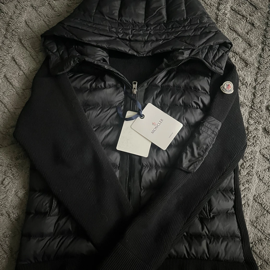 Svart Moncler pufferjacka med huva