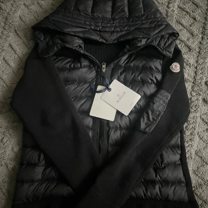 Svart Moncler pufferjacka med huva - Skriv vid frågor pris inte hugget i sten .