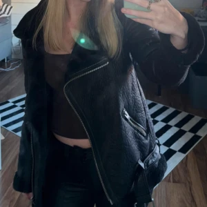 Skinnjacka - Skinnjacka perfekt för hösten. Är köpt begagnat, och har lite defekter, lite skinnbitar lossnat, skickar bild. 