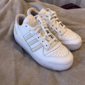 Vita Adidas skor - Säljer ett par vita Adidas forum low. Använda men i fint skick. Storlek 38! 