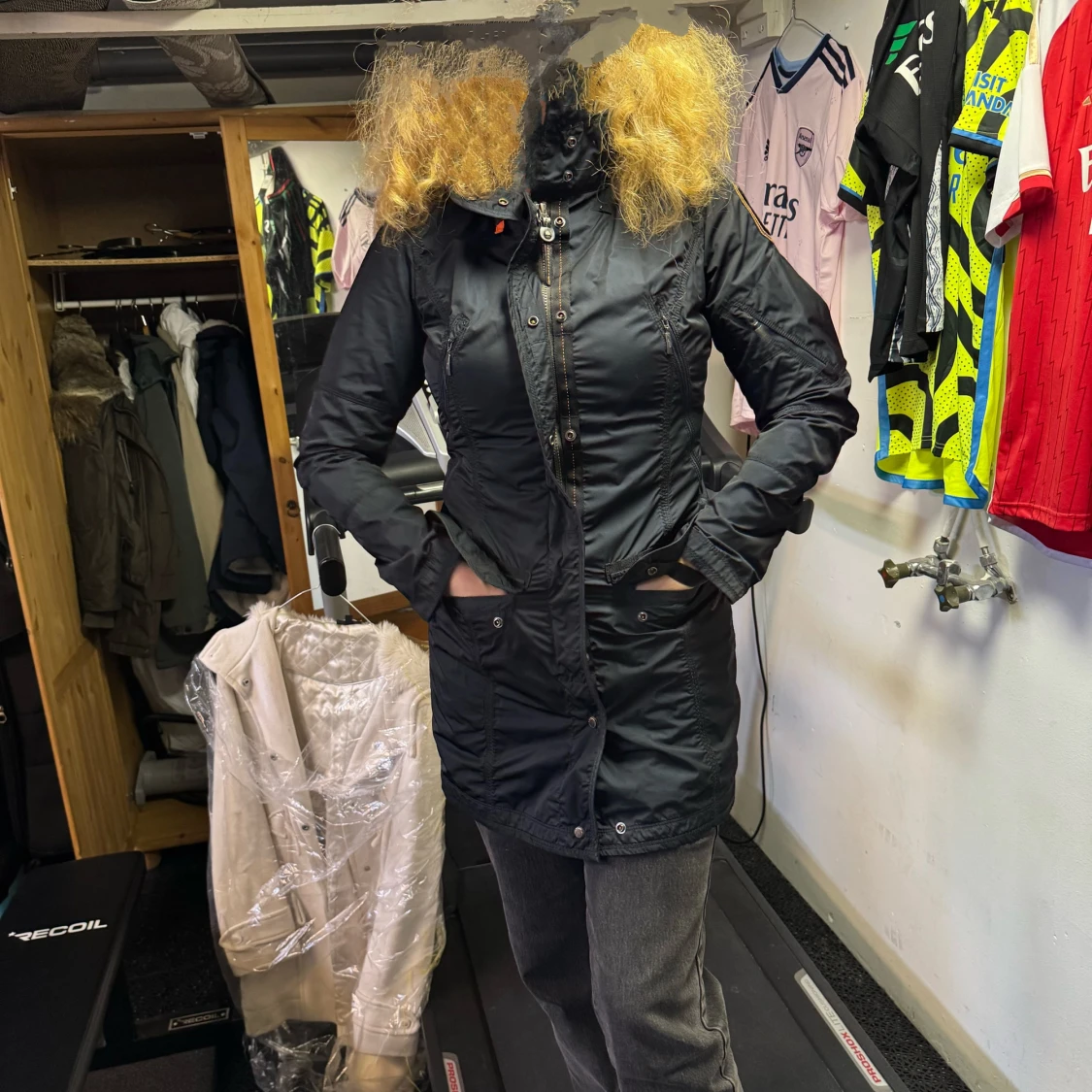 Svart parkajacka med dragkedja