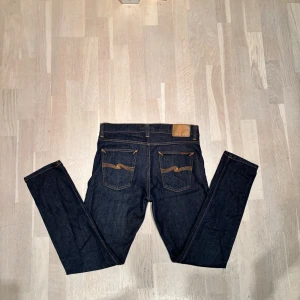 Nudie Jeans Lean Dean  - Tjena, säljer ett par mörkblå Nudie Jeans, modell Lean Dean Dry 16 Dips. Kommer få fade över tid. Perfekta tidslösa jeans, Slim passform.(W32)(L32) hör av er om ni har frågor