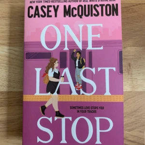 One Last Stop - En magisk, romantisk och humoristisk berättelse om August som möter den mystiska Jane på tunnelbanan i New York. Boken blandar kärlek, tidsresor och vänskap, perfekt för dig som gillar queer romance och smarta, roliga karaktärer.