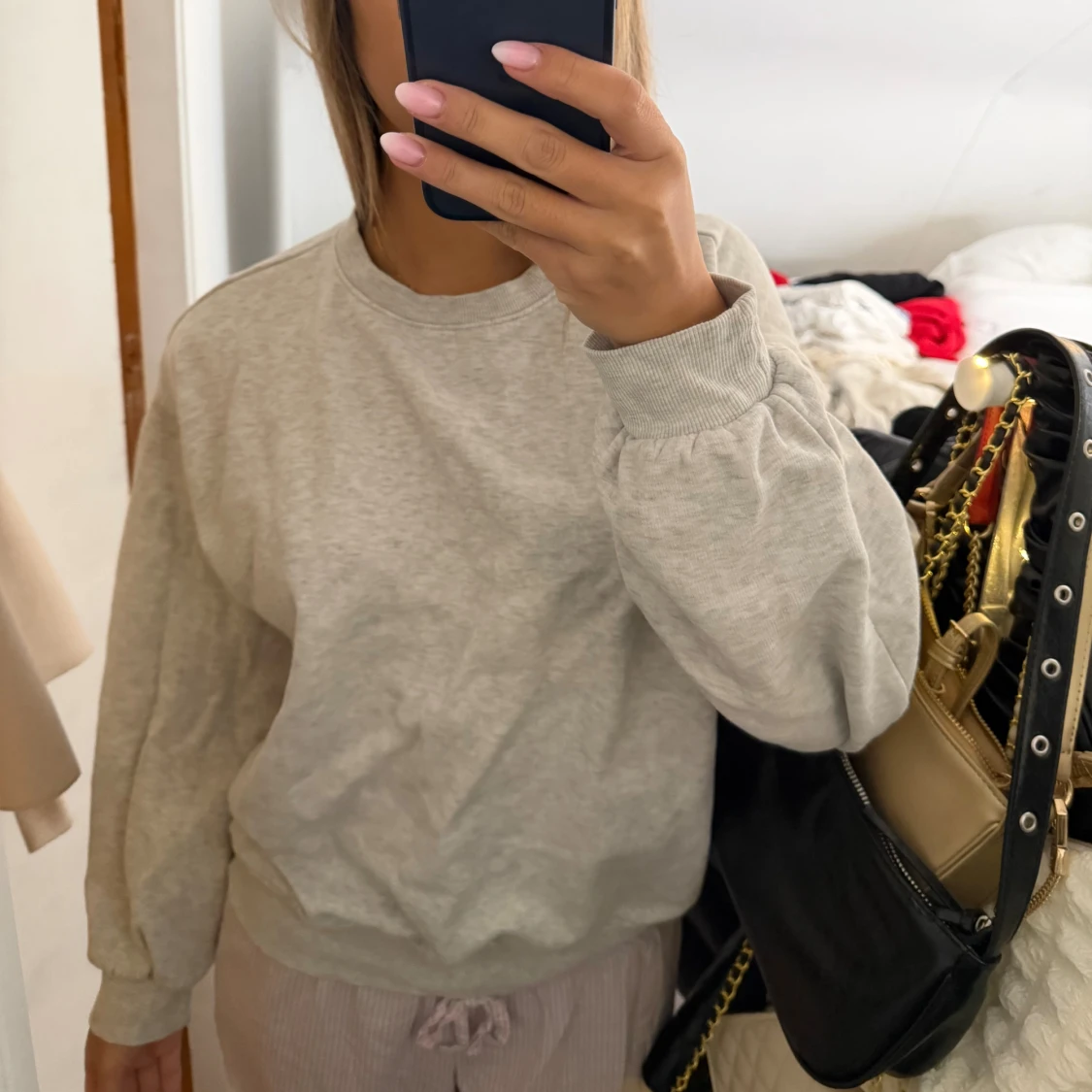 Ljusgrå sweatshirt med ballongärmar - 1