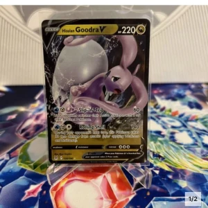 Hisuian Goodra V - Coolt Pokémonkort med Hisuian Goodra V! Perfekt för dig som samlar eller spelar Pokémon TCG. Kortet har snygg design och starka attacker som Slip-n'-Trip och Rolling Shell. Ett måste för alla Pokémon-fans och samlare!