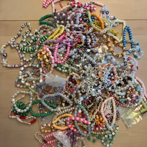 Random armband och halsband!😇 - Säljer av armband och halsband jag gjort själv för ett tag sedan 😇 säljer i pack där jag slumpmässigt väljer ut antalet du vill ha för priset som anges, priset är följande:   10st - 50kr plus frakt  Säljer för betydligt billigare då jag förut sålde 1 st för ca 20kr 😇