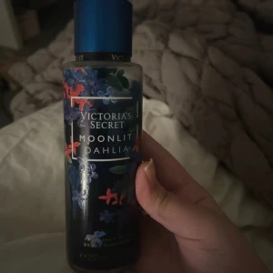 Victoria's Secret Moonlit Dahlia - Moonlit Dahlia från Victoria's Secret, 250 ml. En body mist med snygg design som passar perfekt för dig som vill ha något unikt i din samling.
