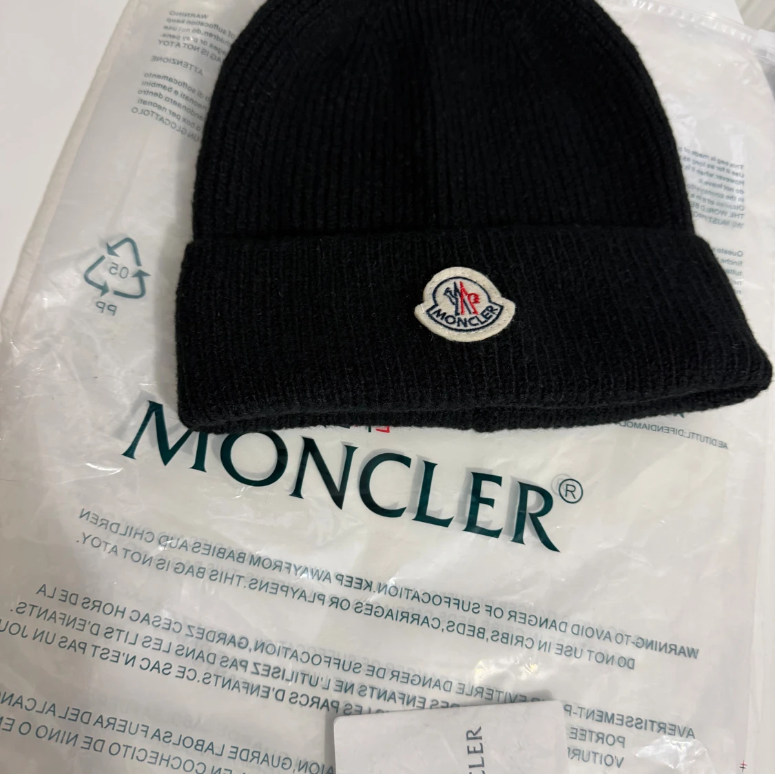 Svart Moncler mössa
