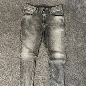 Gråa diesel jeans - Tja säljer nu ett par gråa diesel jeans i storlek W30 L32 för endast 399kr! Pris är ej hugget i sten, hör av er i dm vid funderingar 🙌