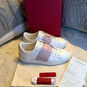 Valentino Open skor - Valentino open skor med rosa detalj, väldigt bra skick, box, dustbag, extrasnören och kvitto ingår vid bra affär