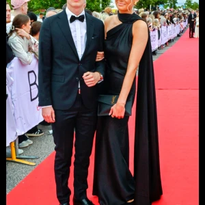 Balklänning satin svart - Supersnygg svart långklänning i satin med halterneck och släp liknande detalj som ger en elegant och lyxig känsla.🥂Klänningen har en figurnära passform. Perfekt balen!😍Superfint skick, använd 1 gång. Nypris 2200kr