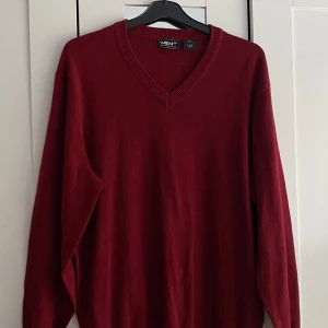 Vinröd v-ringad tröja från Men Plus - Har använt en gång i livet sen aldrig igen, vet ej varför. Som ni ser på bilden har den absolut inga skada eller fläckar på. Den är jättefin 💕❤️