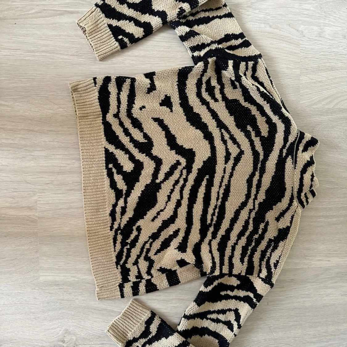 Beige och svart zebramönstrad polotröja - 90