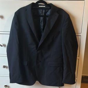 Svart kavaj från POUR med knappar - Mörkblå kavaj som är använd 1 gång, fint skick