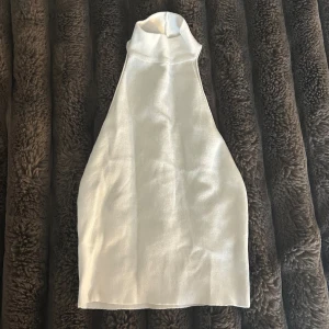 Halterneck top - Halterneck top med öppen rygg, helt oanvänd då jag köpte fel storlek 🤍