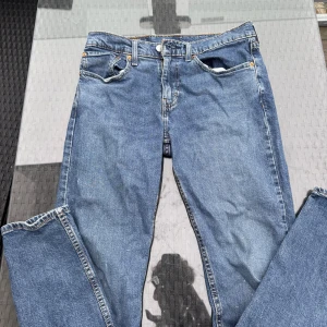 👑Levis jeans - Tja säljer ett par blå Levis jeans i storlek W31L31. Passar till allt. Inga tecken på använding. Hör av vid frågor! 
