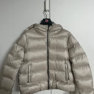 Beige pufferjacka från Colmar - Helt ny COLMAR vinter jacka, köpt utomlands och det var fee storlek. Passar M och S, storlek 46 i Italien. Jättefin😍🥰