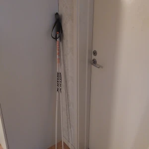 Stavar - Ingen elektronikprodukt identifierad på bilden. Bilden visar ett par skidstavar av märket Swix, vilket inte är en elektronikprodukt.