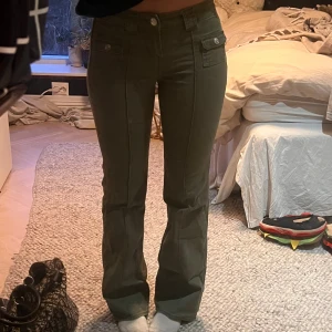Olivgröna bootcut jeans med fickor - Snygga olivgröna byxor, stretchiga och bra skick 