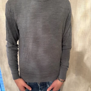 Uniqlo tröja - Tjabba! Säljer nu denna uniqlo tröjan i storlek xs! Den är i ett fin skick 8/10, inga defekter! Om ni har några frågor eller funderingar så är det bara att hör av sig!😀