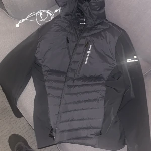 Svart Sail Antarctica pufferjacka - säljer denna knappt använda jacka storlek medium den är felfri och inte sliten nånstans byte går även på en liknande modell av ngt märke 