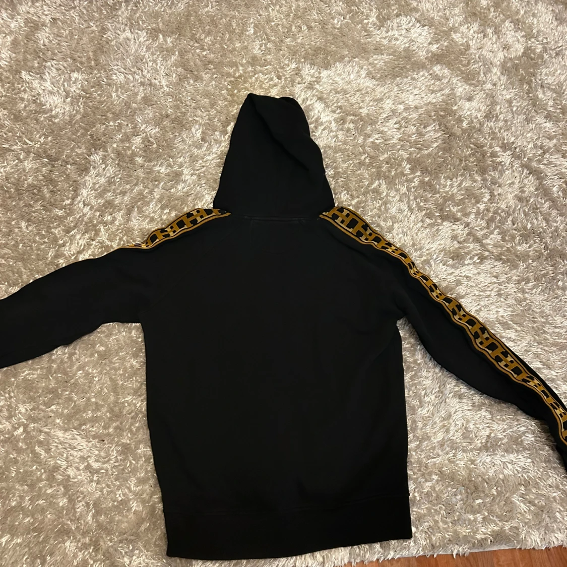 Svart hoodie från Léonheart med guldtryck - 2