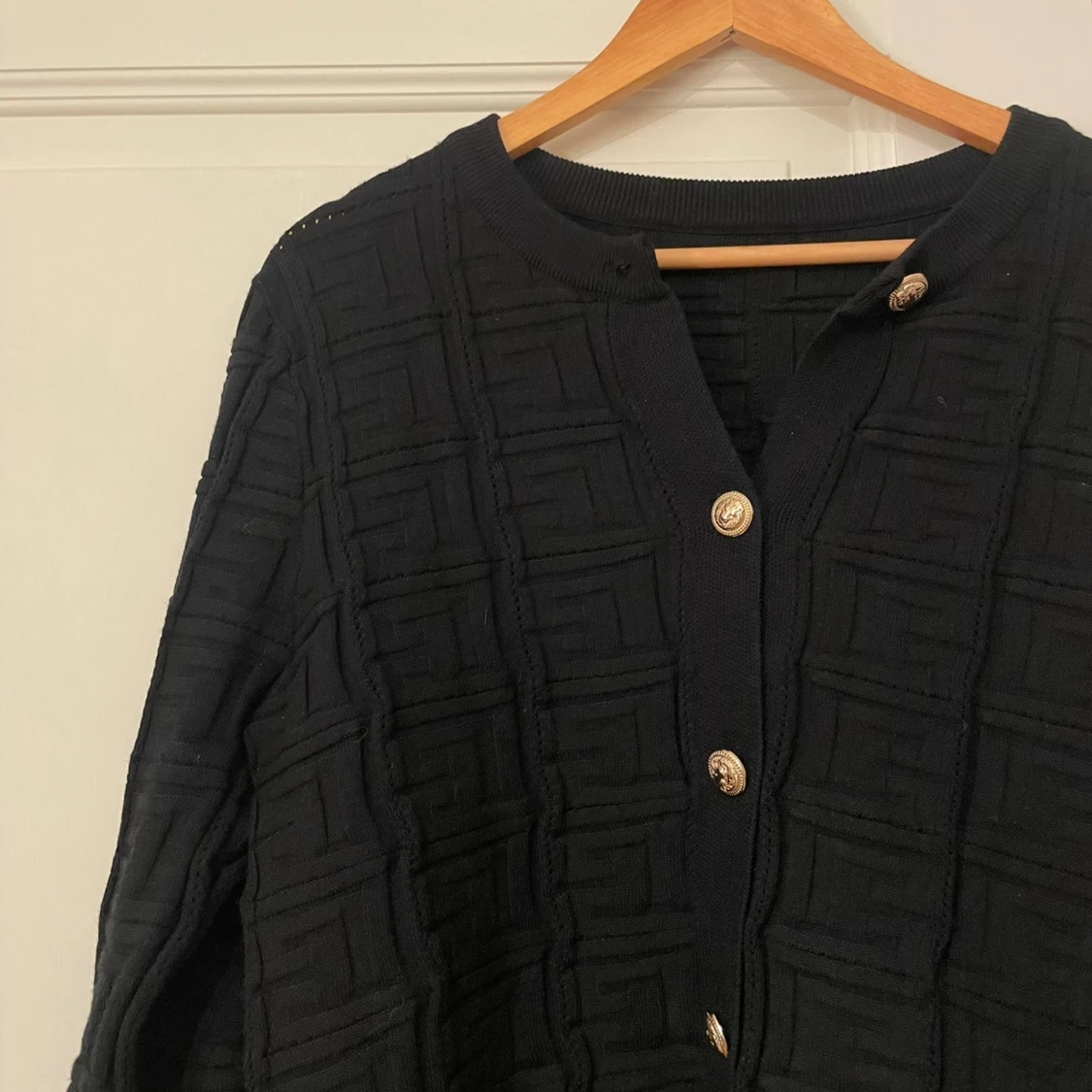 Svart kofta med guldknappar - 1