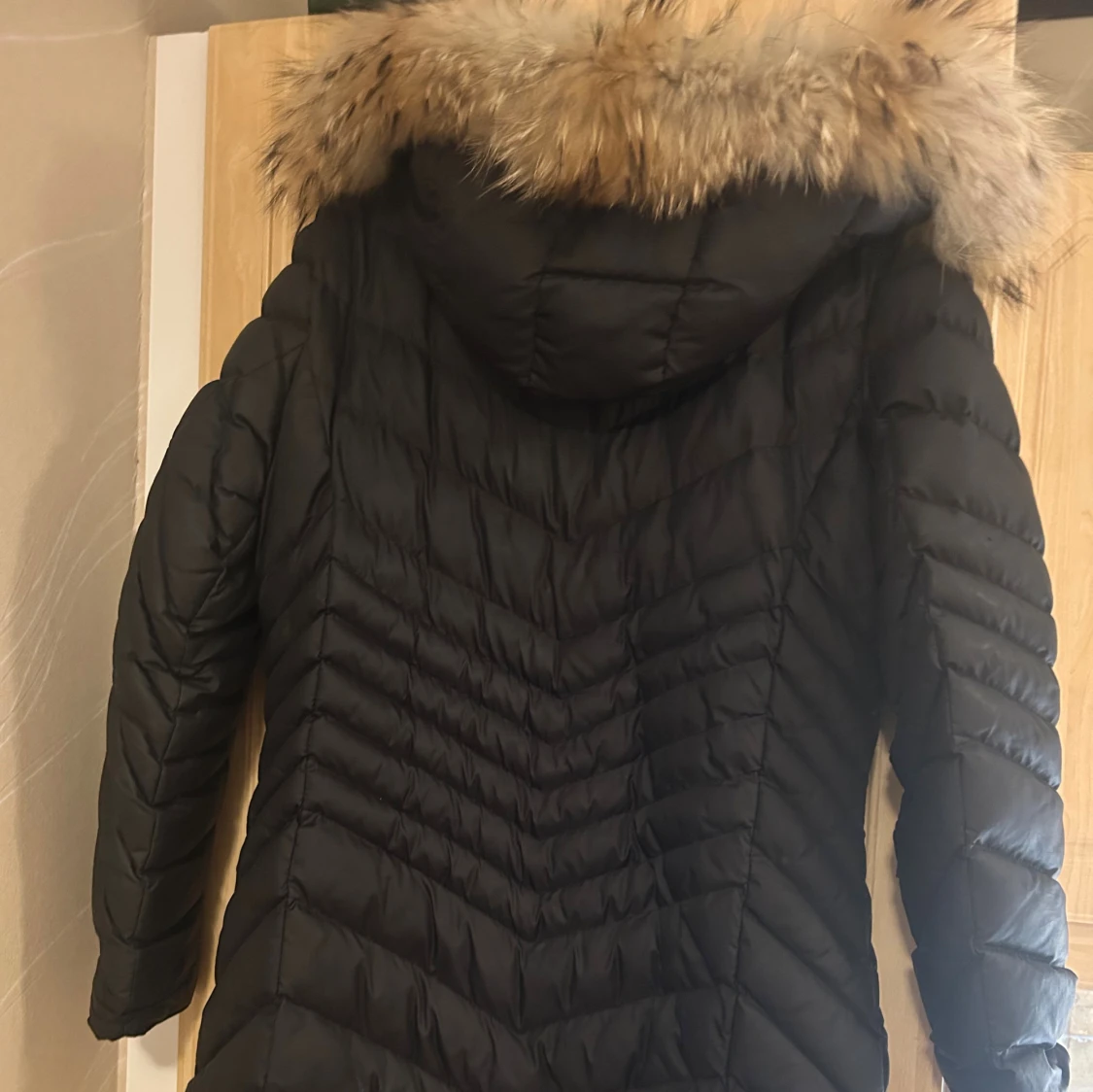 Svart Moncler dunjacka med päls - 2