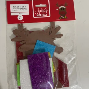 Happy Holiday Craft Set - Pysselset med glitterark och figurer i skum, perfekt för julpyssel. Innehåller 3-pack med färgglada material, inklusive renmotiv. Passar barn från 6 år. Förpackningen är obruten och allt ser nytt ut utan synligt slitage.