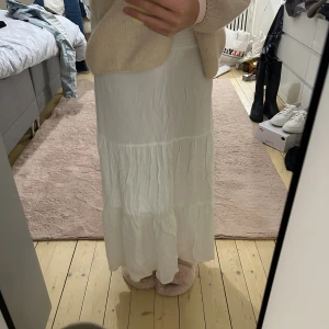 Lång kjol  - Här har vi en helt perfekt kjol! Den är lång och med ett mjukt och skönt material. Den är i mycket bra skick men har blivit lite nopprig högt upp, men inget som syns när man har på sig den. 😊💕