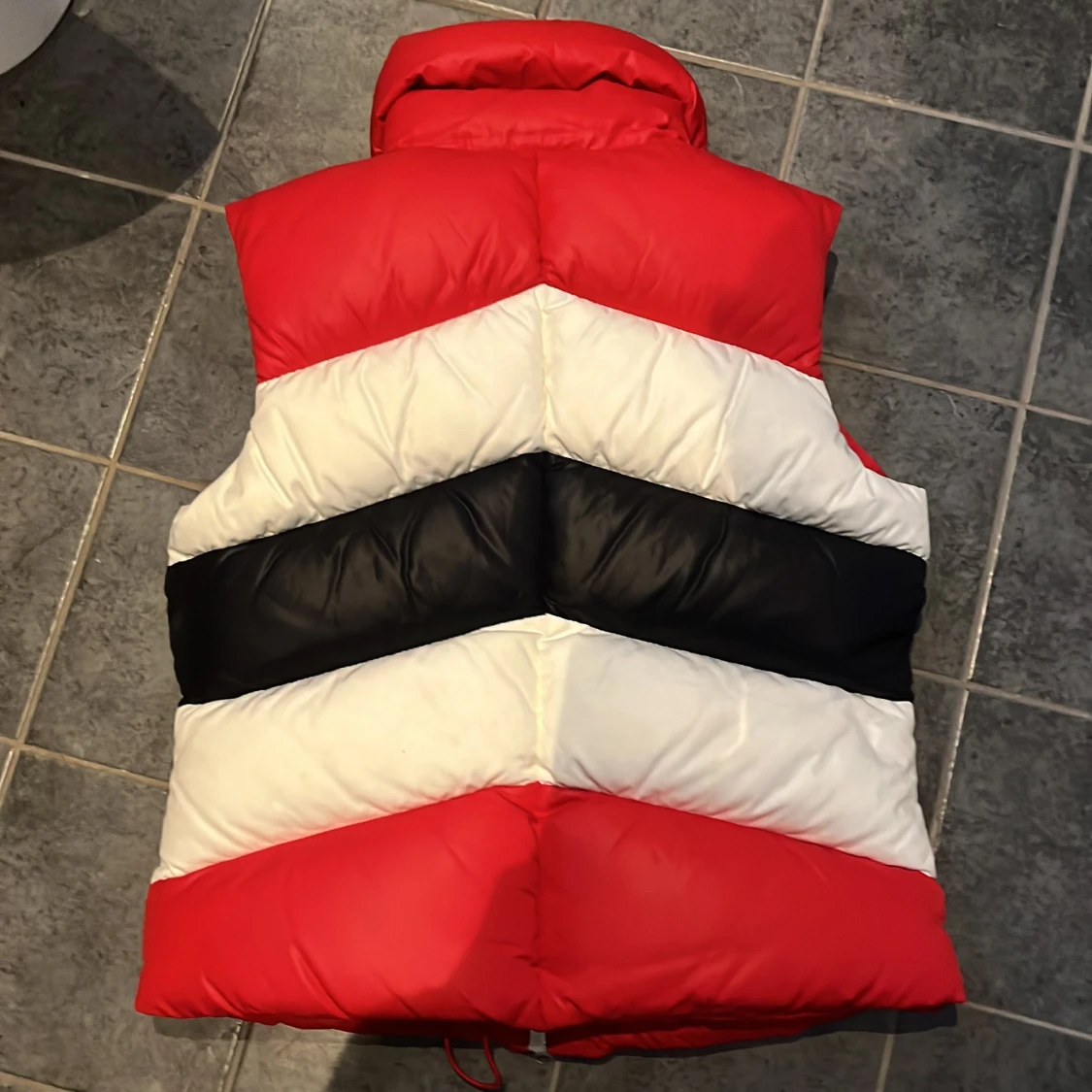 Nike dunväst med huva, röd/svart/vit - 1