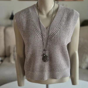 Slipover * stl S * Ärmlös v-ringad * grå - * Slipover.  *V-ringad. * Har även en naturvit på annons. * Stl S. * Perfekt att kombinera med en skjorta eller blus under. * Bröst: ca 49 cm mätt armhåla till armhåla * Nacke till ryggslut: ca 48 cm * Mycket bra skick. Hittar inga fel.  Djur och rökfritt hem. Se bilder och förstora då de ingår i beskrivningen. Se gärna mina övriga annonser.   Vid avhämtning finns den i Sollentuna. 