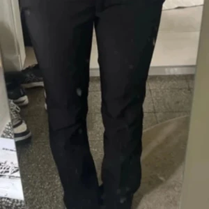 Kostymbyxor  - Jättesnygga, lågmidjade kostymbyxor ifrån bik bok i modellen Vera regular strl 34. Passar mig som är 164/165cm lång! Väldigt bra skick, kostar 500kr nya.