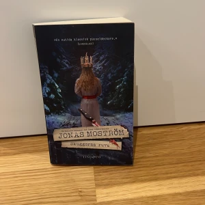 Skuggorna ruva - En spännande deckare om kalla vintrar, försvinnanden och mörka hemligheter i Jämtland. Perfekt för dig som gillar mysterier och vill ha en bok som håller dig på helspänn hela vägen. En modern pusseldeckare med starka karaktärer och oväntade vändningar.