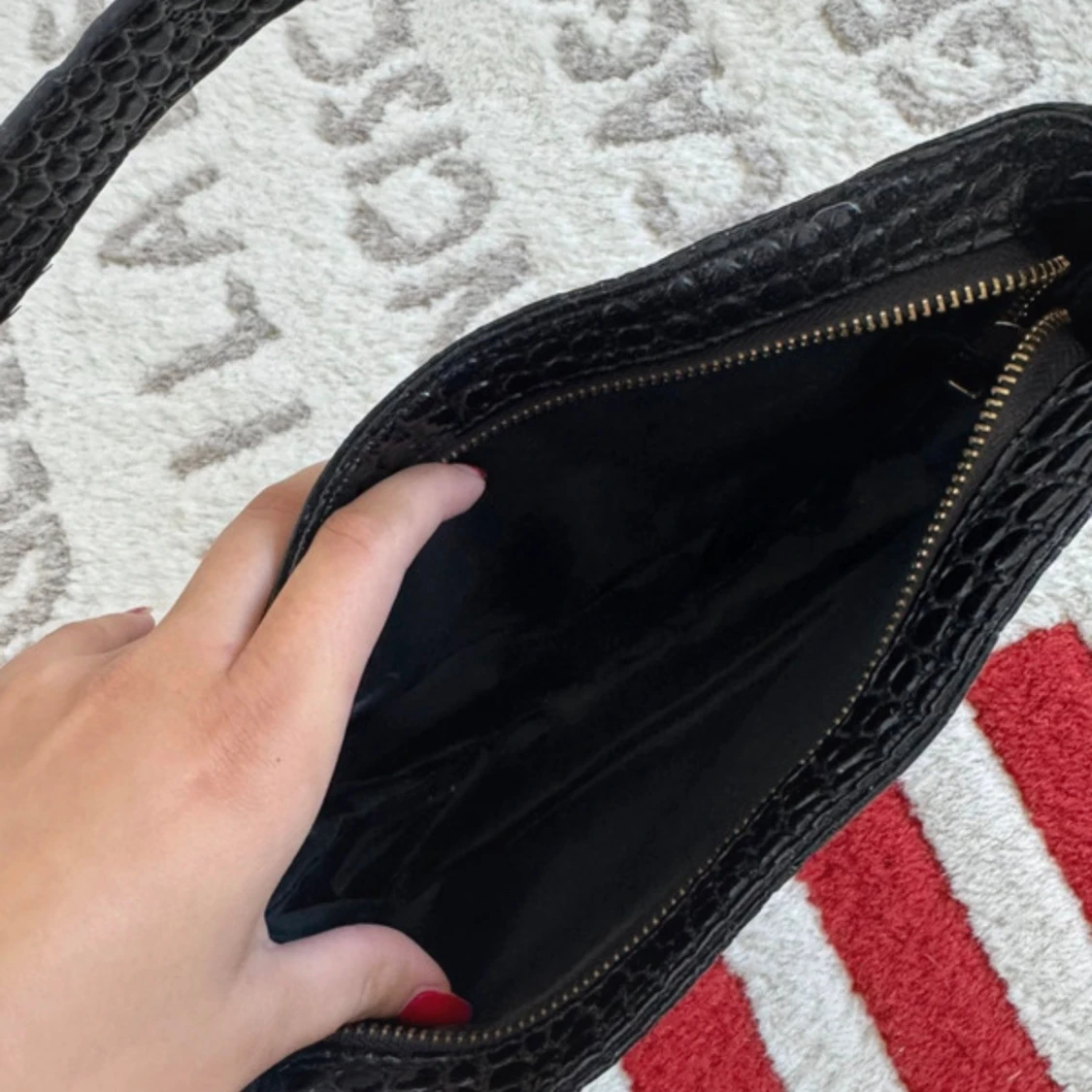 Svart axelväska i krokopräglat skinn - 1