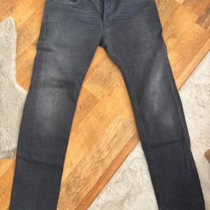 Diesel Thommer slim-skinny jeans grå - Snygga grå jeans från Diesel, modell Thommer med slim-skinny passform. Klassisk femficksdesign, stretchigt jeanstyg och raka ben med smal siluett. Perfekt för dig som gillar en modern och stilren look. Jeansens original pris ligger på 1000kr, där av säljer jag de för 350kr!💕
