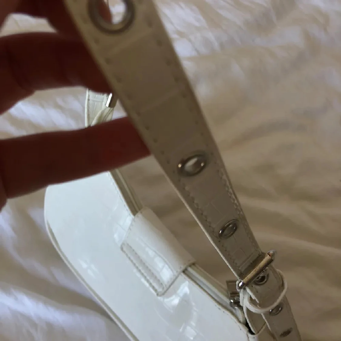 Vit axelväska i crocopräglat skinn - 2