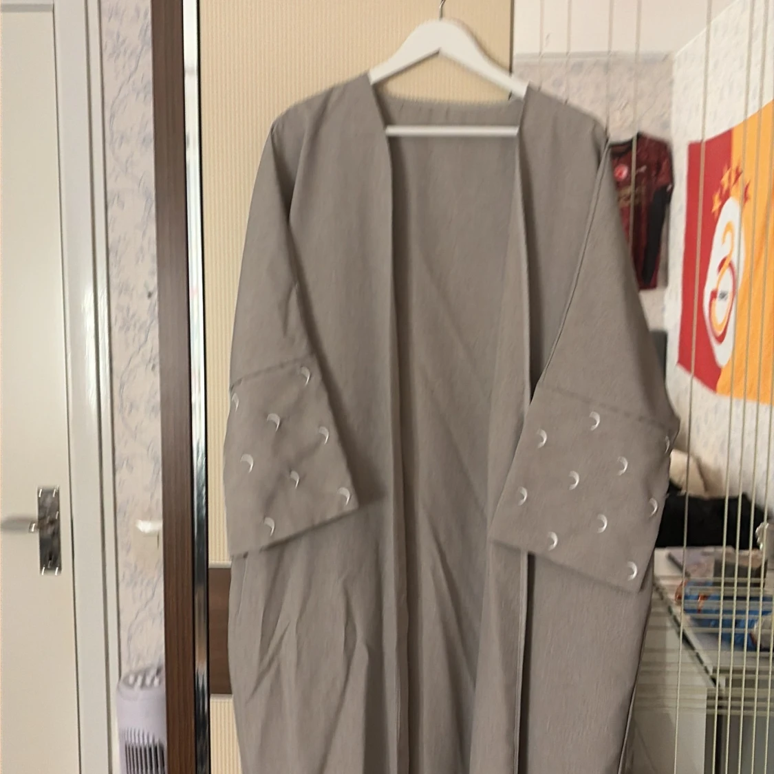 Beige långklänning med broderade månar